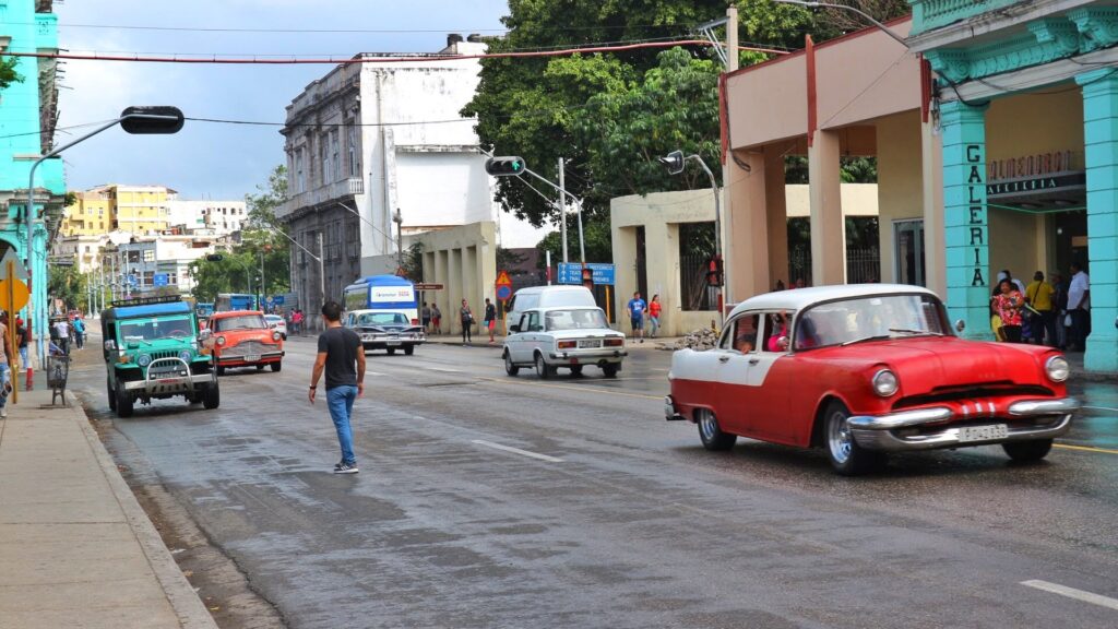 クラシックカーの走る街 キューバ ハバナ Soto Tabi